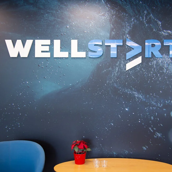 Tapetrykk og pvc logoskilt for Wellstarter